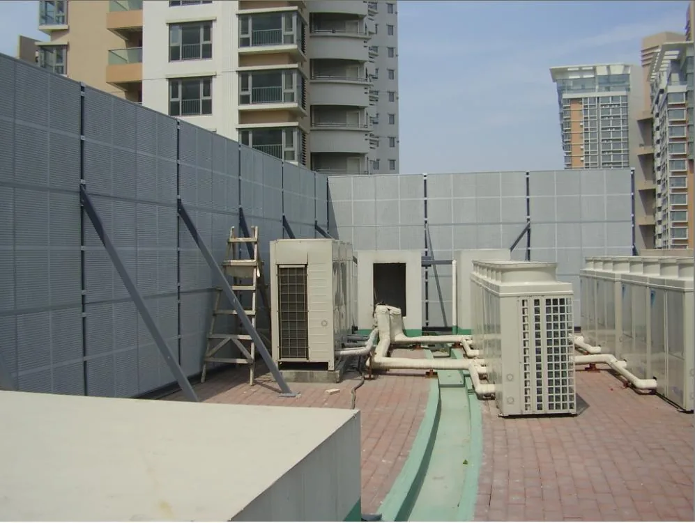 Tường chống ồn bao quanh cụm máy lạnh công nghiệp trên mái nhà máy