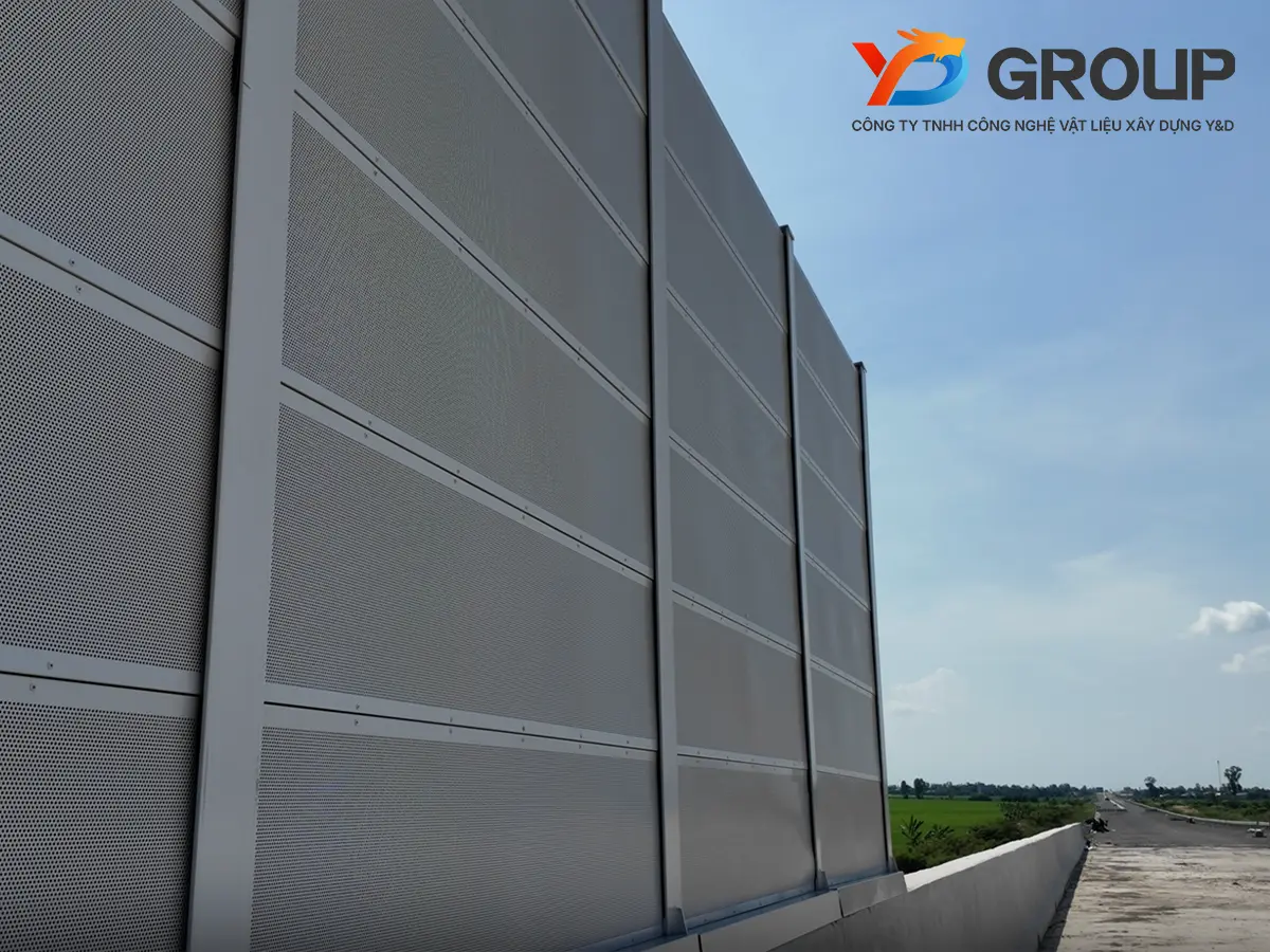 Cận cảnh bề mặt panel tường chống ồn tại hiện trường cao tốc